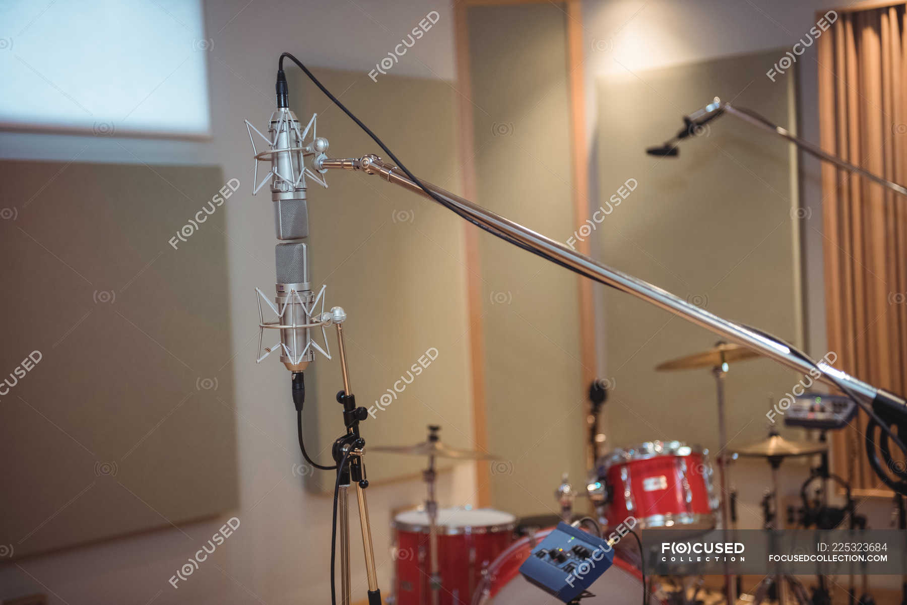 Primer plano del micrófono en el estudio de grabación — música, sonido