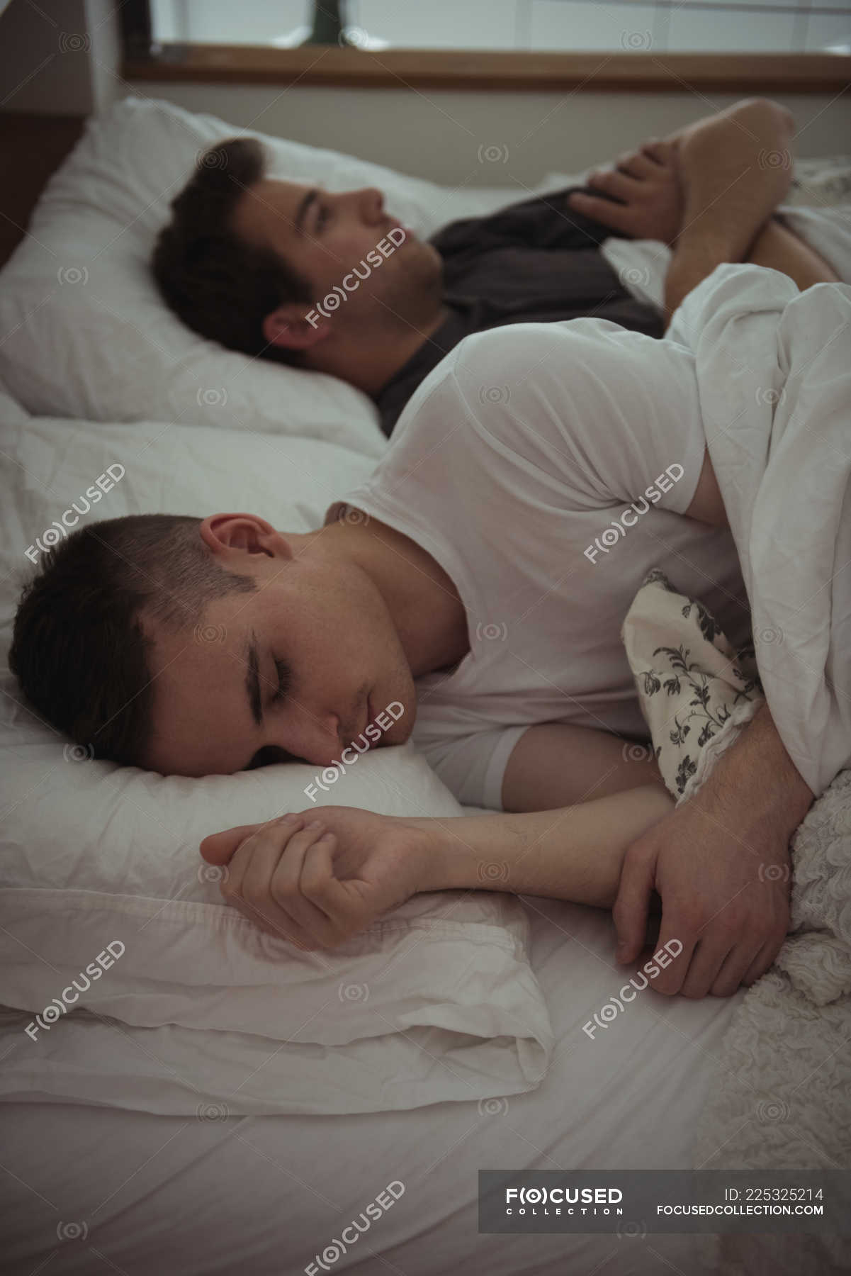 спящие вместе гей парни фото 68