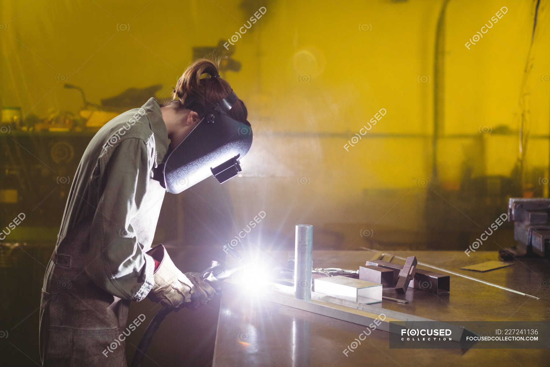 Работа сварщиком сутки трое. Сварка металла. Сварщик на заводе зарплата. Работа сварщиком сутки трое. Сварщик электрик.