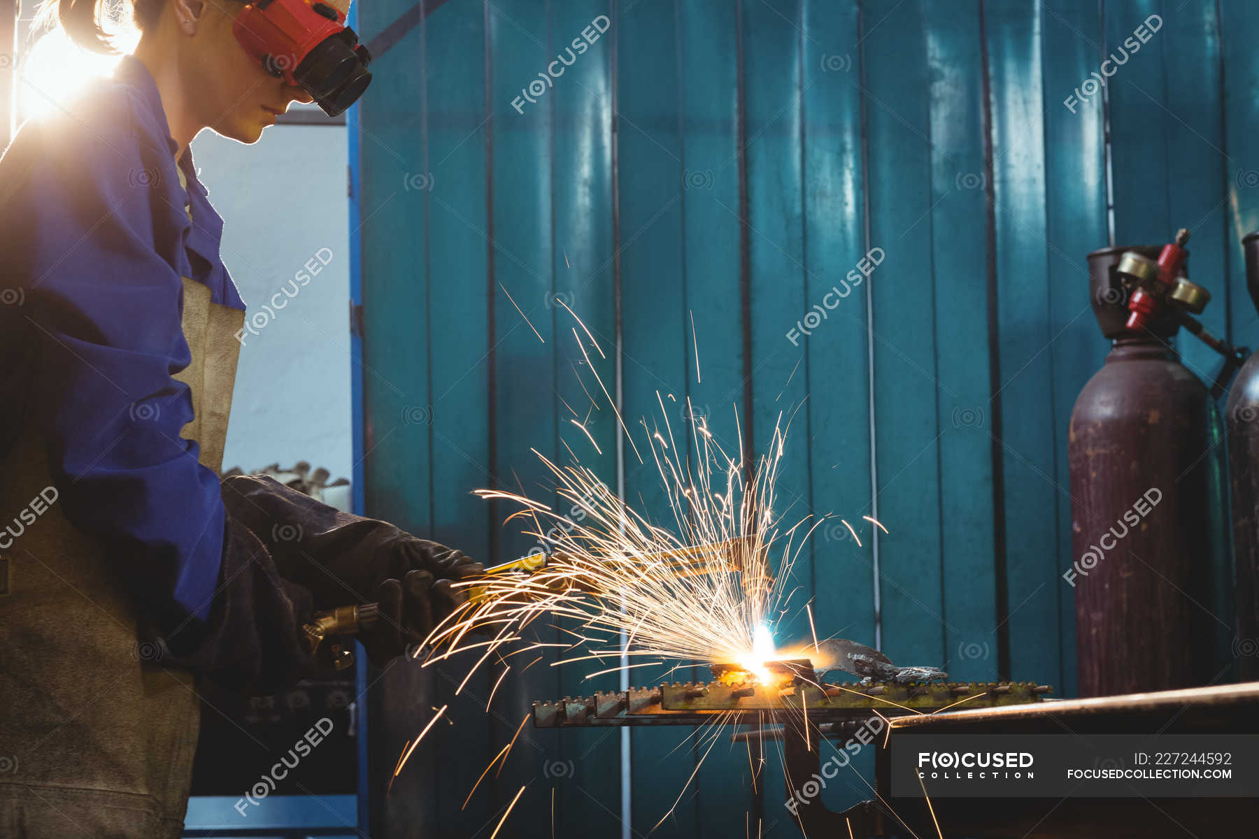 Работа сварщиком сутки трое. Работа сварщиком сутки трое. Работа сварщиком сутки трое. Пту сварщик. Modern welding workshop.