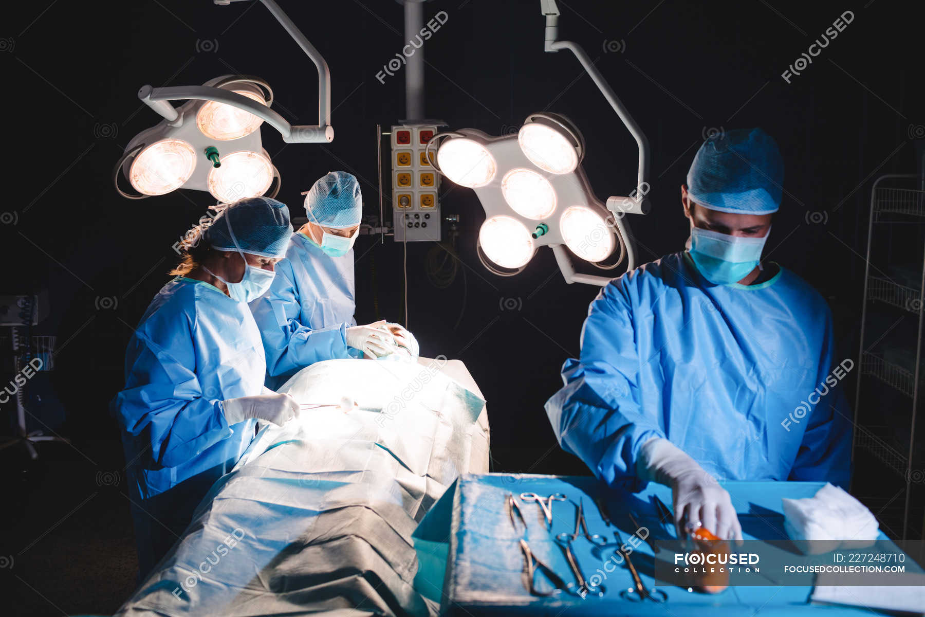 2 парня встретились во время операции. Женщина на операционном столе.
