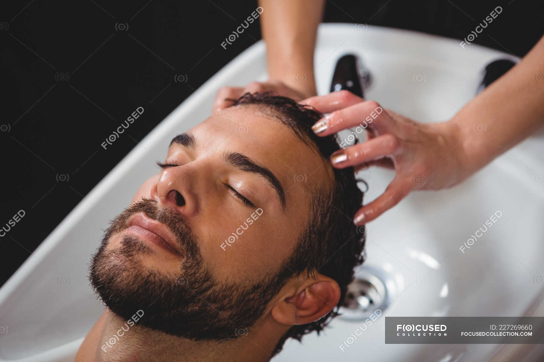 Моет мужа видео. Мытье головы мужчине в салоне. Мужчина моет волосы в салоне. Мытье волос мужчина. Мытье волос мужчине в салоне фото.