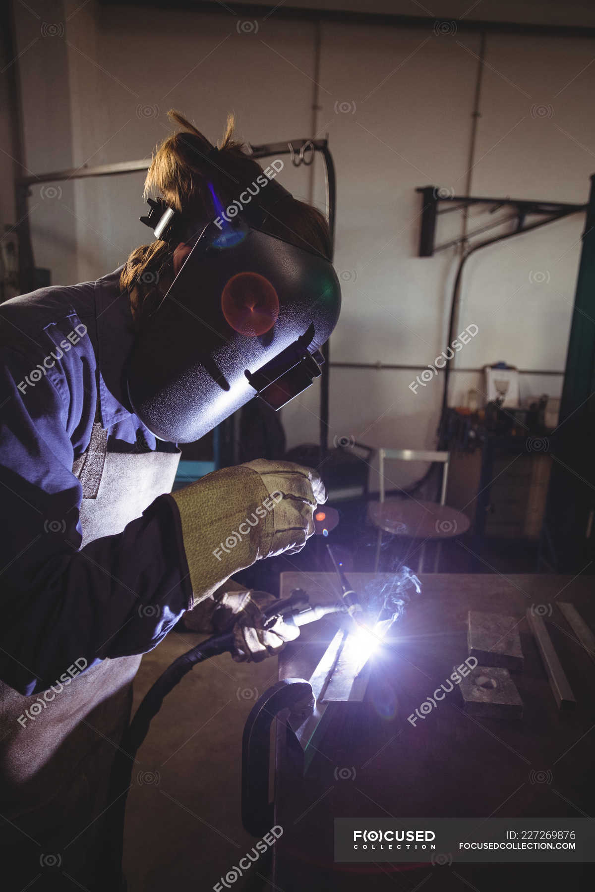 Schwei Erin Bearbeitet Metallst Ck In Werkstatt Stehend Person