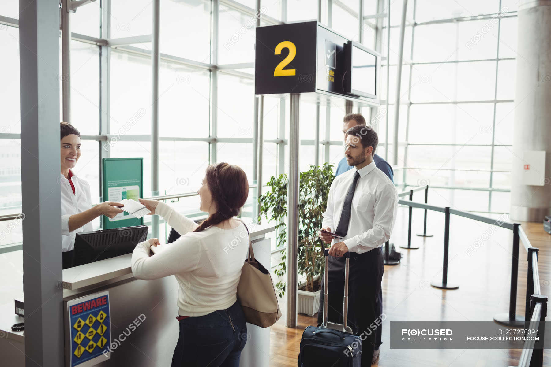 Стоек регистрации в аэропорту. Регистрация багажа в аэропорту. Туркиш эйрлайнс офис. Люди в очереди. Check in в аэропорту.