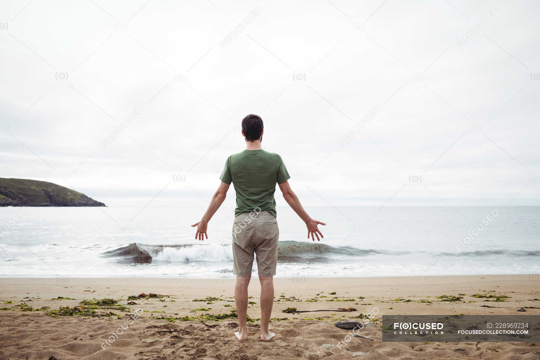 Vista Trasera Del Hombre De Pie En La Playa Felices Destino De Viaje   Focused 228969234 Stock Photo Rear View Man Standing Beach 