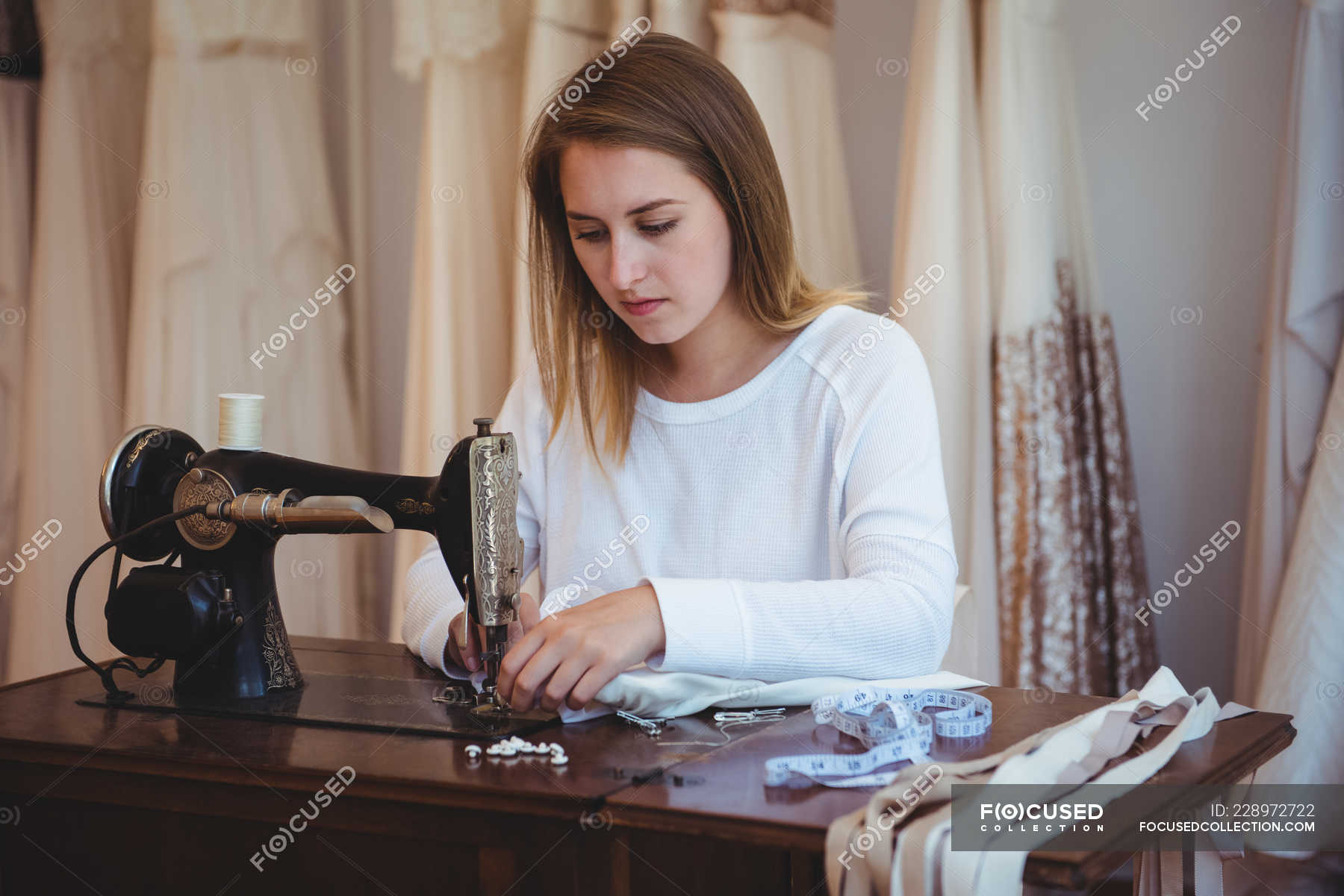 Портниха. Модельер рядом с манекеном. Швея. Модельер-конструктор одежды. Девушка со швейной машинкой.