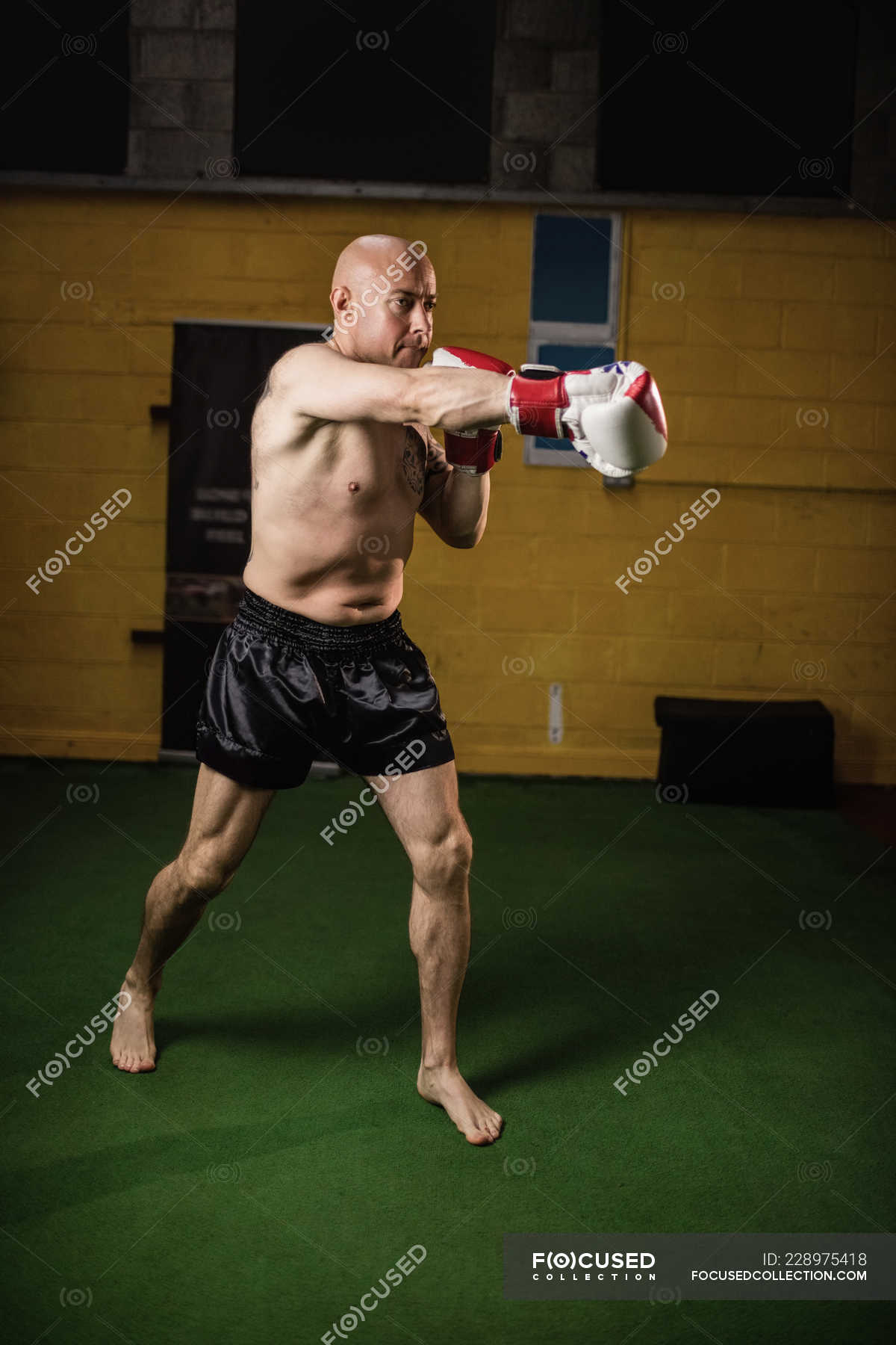 Pleine Longueur De Boxeur Tha Landais Muscl Torse Nu Pratiquant La Boxe Dans La Salle De Gym