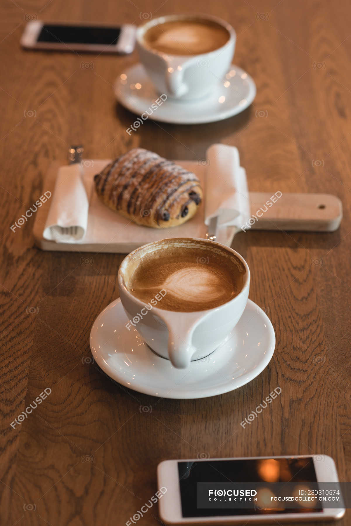 Кофе на столе в кафе