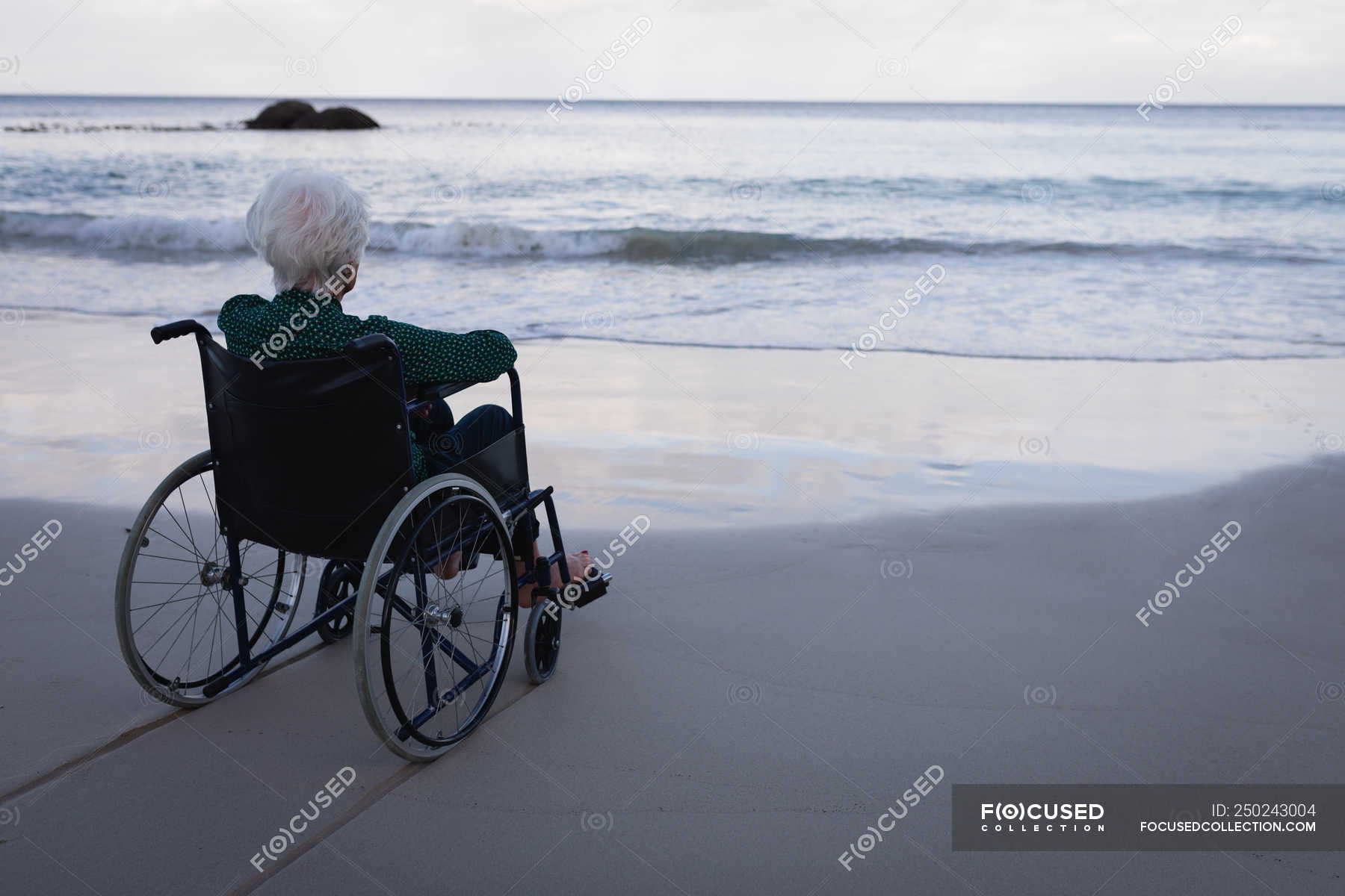 Инвалидное кресло и море