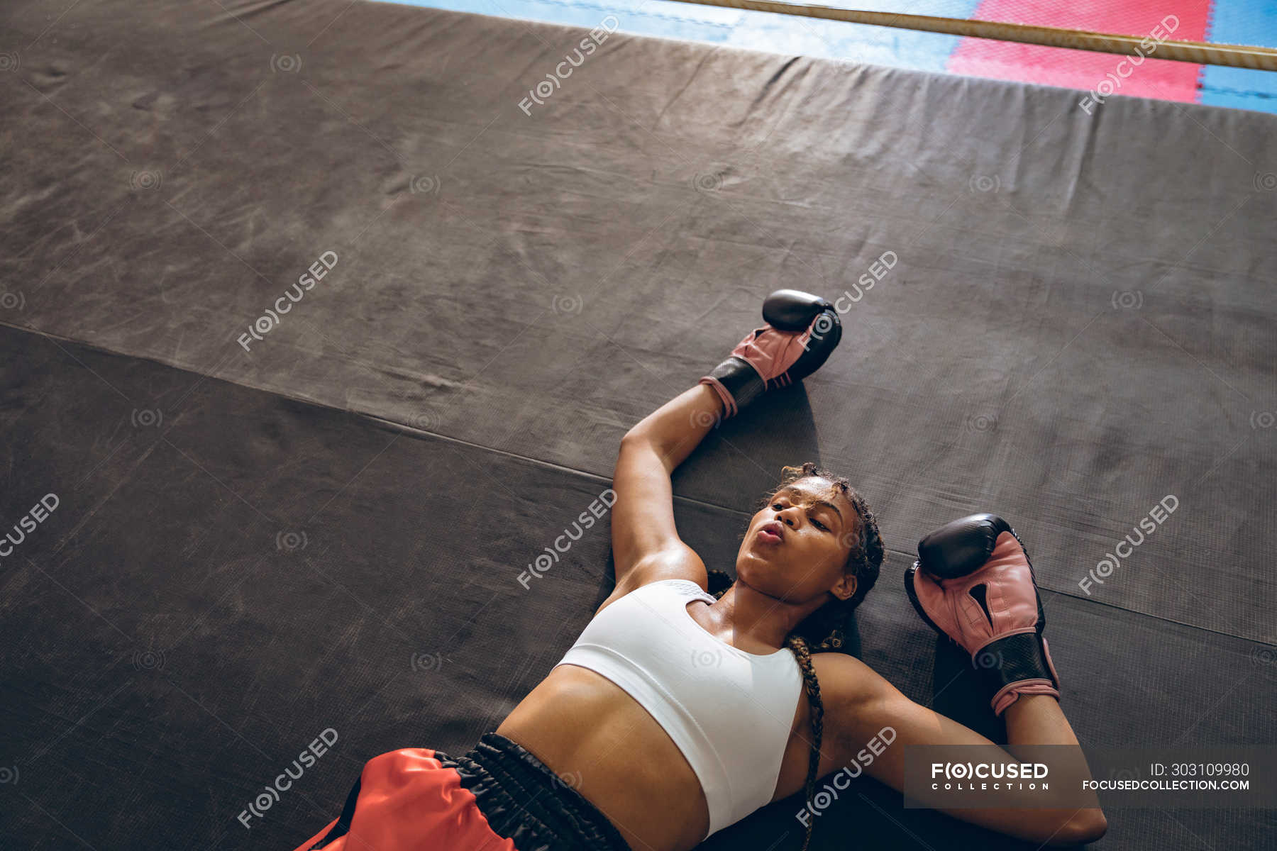 Запретные объятия боксеров на ринге. Девушка лежит на ринге. Сильная боксер женщина. Девушка боксер на ринге. Боец в зале боксирует.