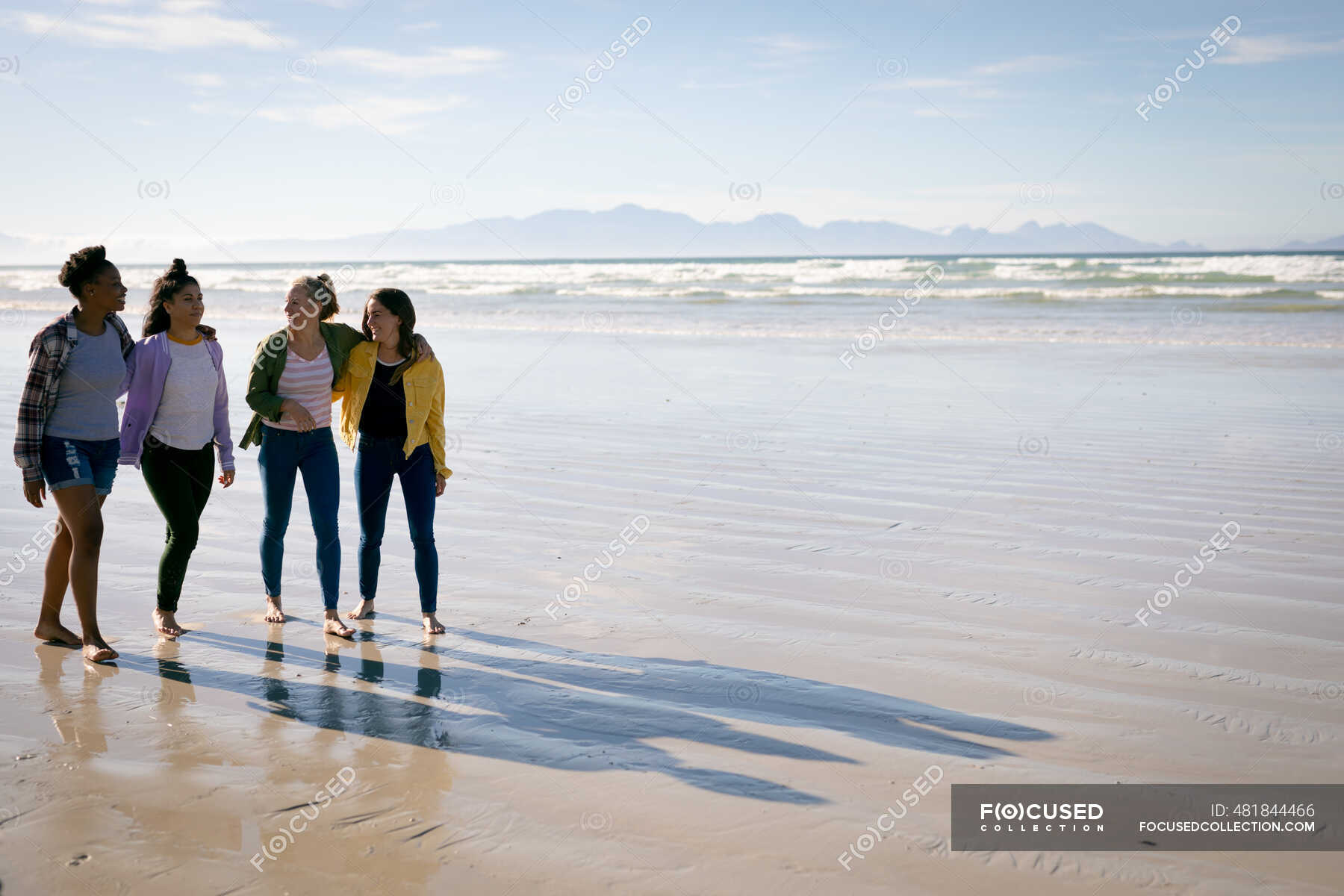 Feliz Grupo De Diversas Amigas Divirti Ndose Caminando Por La Playa Cogidas De La Mano Y Riendo