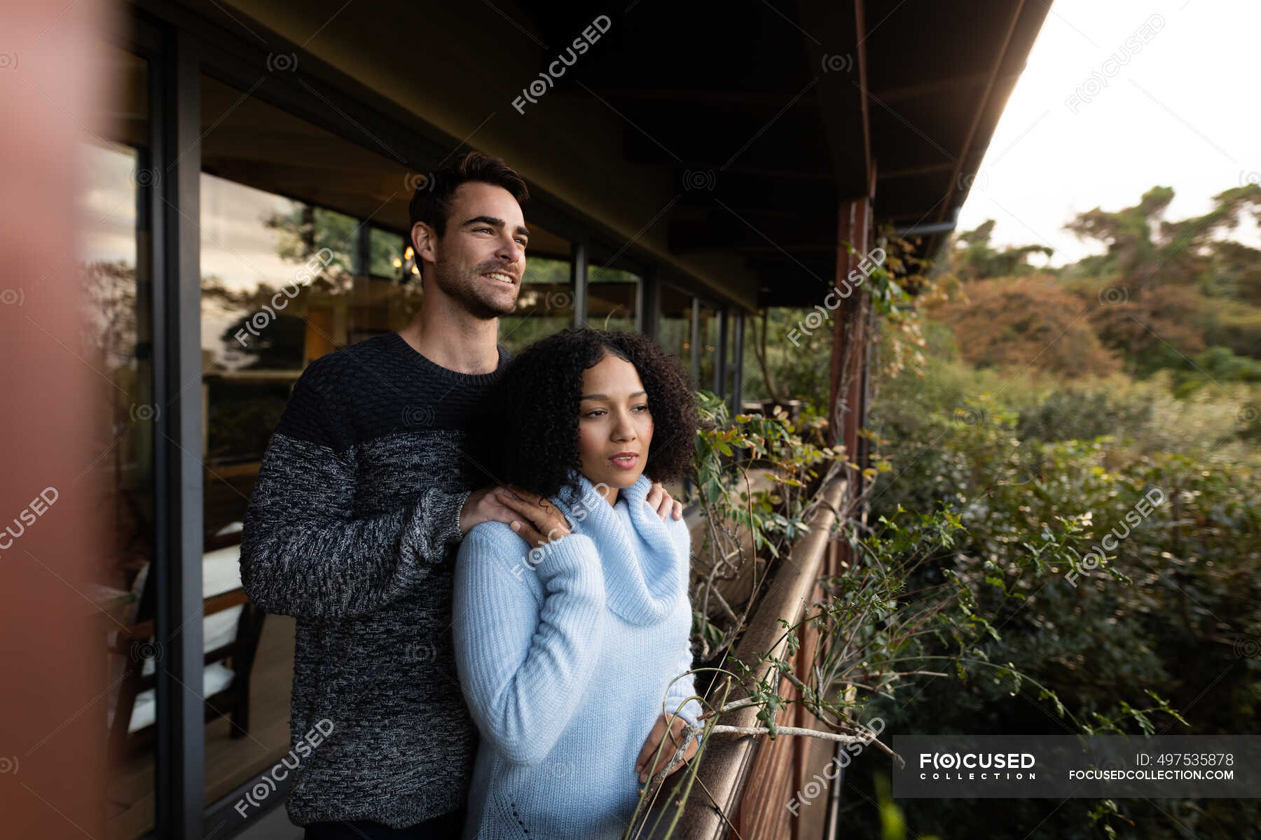 Glückliches Paar Auf Dem Balkon Das Sich Umarmt Redet Und Lächelt Auszeit Zu Hause — Spaß 