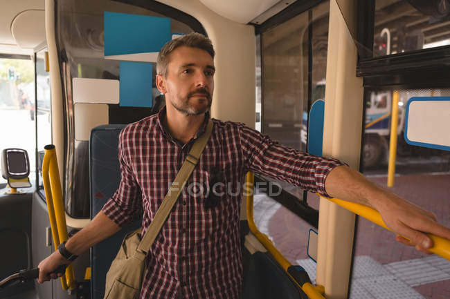 Homme réfléchi voyageant en tram — Photo de stock