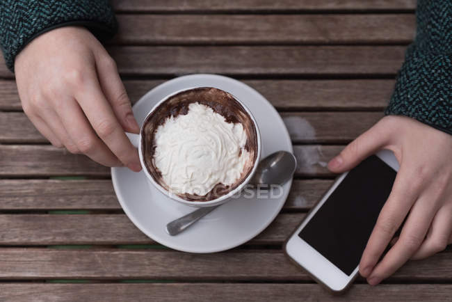 Sobrecarga de mulher ter cappuccino no café ao ar livre — Fotografia de Stock