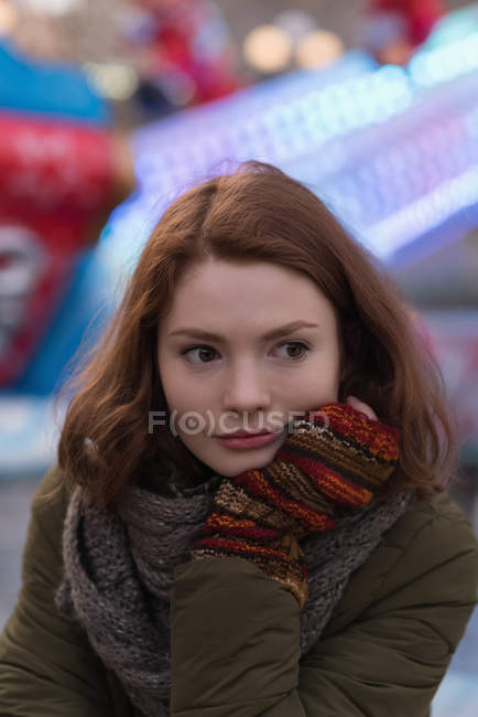 Задумчивая женщина в зимней одежде — стоковое фото
