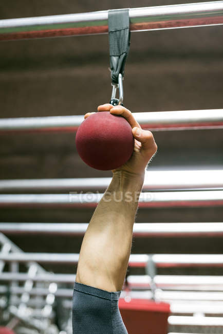 Close-up de homem muscular segurando um aperto de bola para puxar para cima — Fotografia de Stock