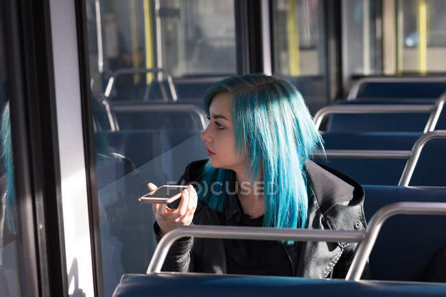 Mulher elegante falando no telefone celular enquanto viaja no trem — Fotografia de Stock