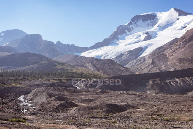 Montanhas cobertas de neve em um dia ensolarado, parque nacional banff — Fotografia de Stock
