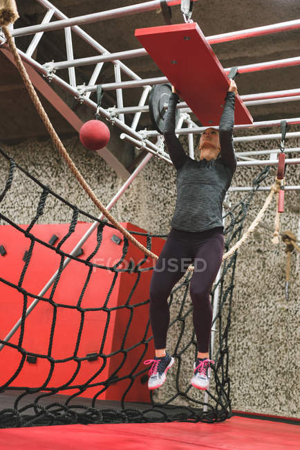Мускулистая женщина практикуется подтягиваться на доске в спортзале — стоковое фото