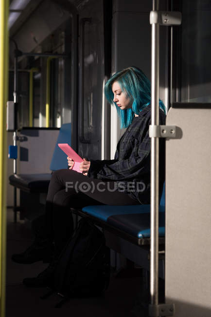 Stilvolle Frau nutzt digitales Tablet während Zugfahrt — Stockfoto