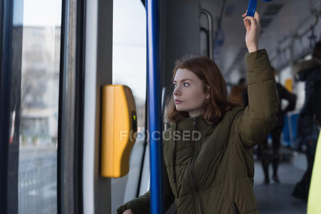 Mujer pensativa viajando en tren - foto de stock