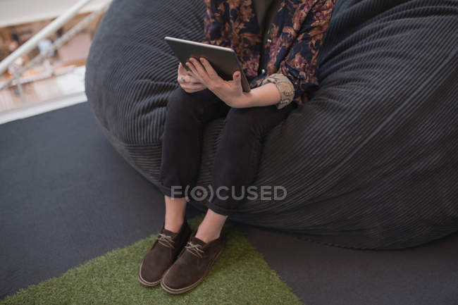 Ejecutiva femenina usando tableta digital en la oficina - foto de stock