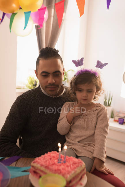 Pai e filha celebrando aniversário na sala de estar em casa — Fotografia de Stock