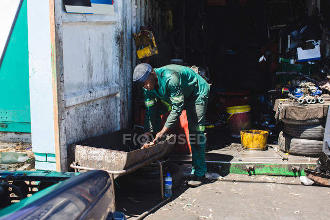 Reparação mecânica de autopeças na garagem — Fotografia de Stock