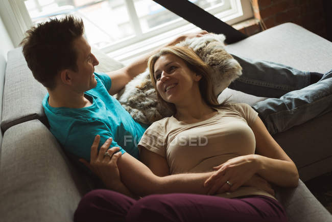 Paar interagiert im heimischen Wohnzimmer miteinander — Stockfoto