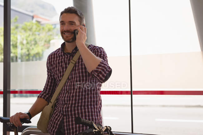 Lächelnder Mann telefoniert — Stockfoto
