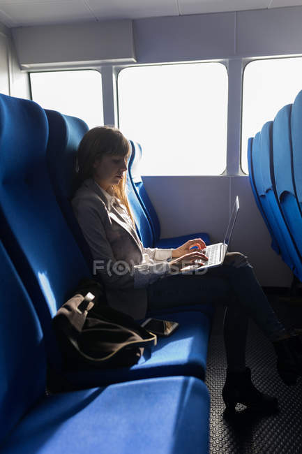 Schöne Frau benutzt Handy im Kreuzfahrtschiff — Stockfoto