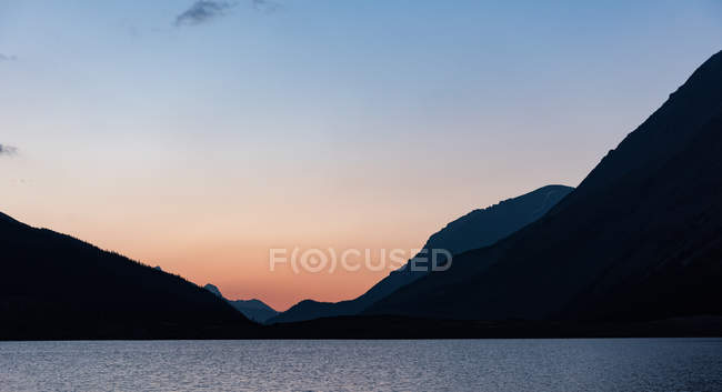 Lindas montanhas durante o amanhecer, parque nacional do banff — Fotografia de Stock