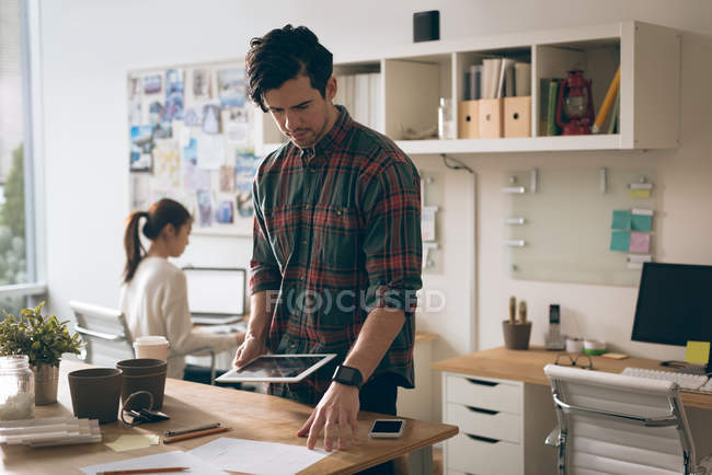 Мужчина руководитель с помощью цифрового планшета в офисе — стоковое фото