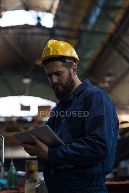 Técnico usando tablet digital na indústria de metal — Fotografia de Stock