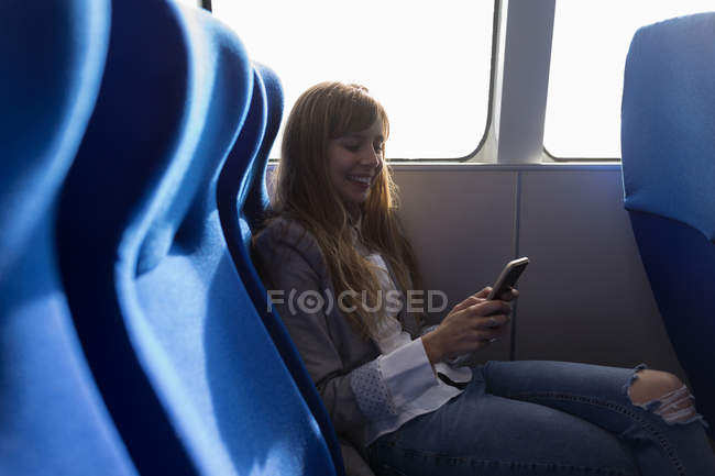 Belle femme utilisant un téléphone portable dans un bateau de croisière — Photo de stock