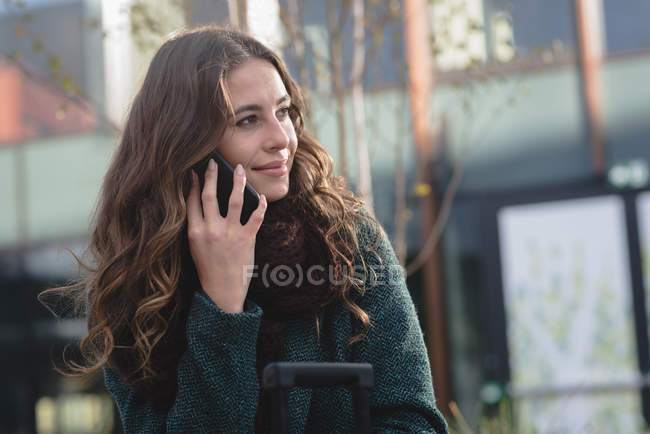 Mulher falando no celular na estação ferroviária — Fotografia de Stock