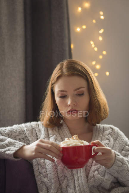 Mujer joven tomando café en casa - foto de stock