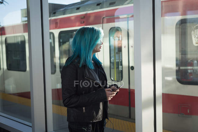 Mulher elegante olhando para o trem — Fotografia de Stock