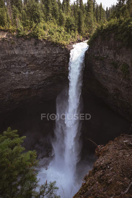 Vue sur la cascade par une journée ensoleillée, parc national Banff — Photo de stock