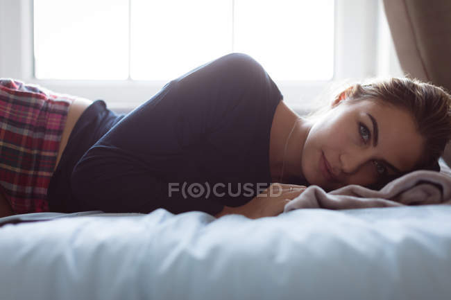 Retrato de mulher relaxando no quarto em casa — Fotografia de Stock