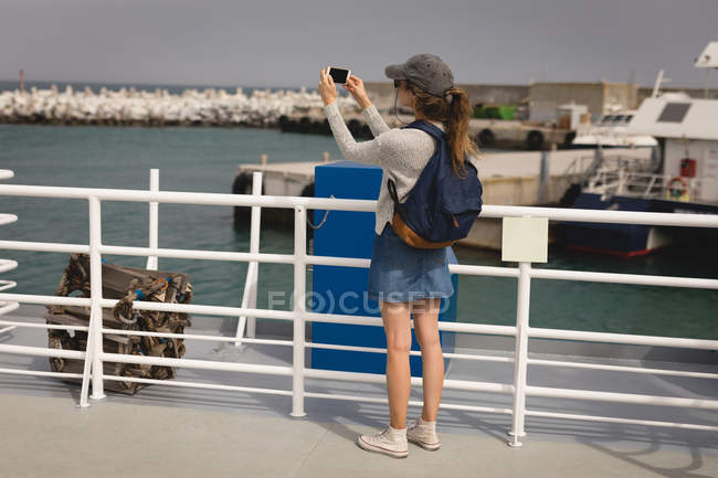 Selfie donna con cellulare sulla nave da crociera — Foto stock