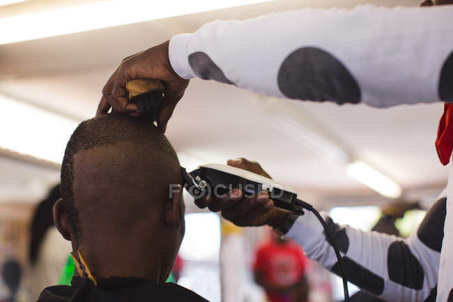 Friseur schneidet Kundenhaare im Friseurladen — Stockfoto