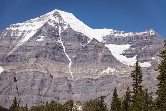 Montaña cubierta de nieve en un día soleado, parque nacional banff - foto de stock