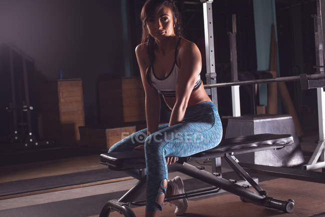 Retrato de mulher apta a relaxar no ginásio — Fotografia de Stock