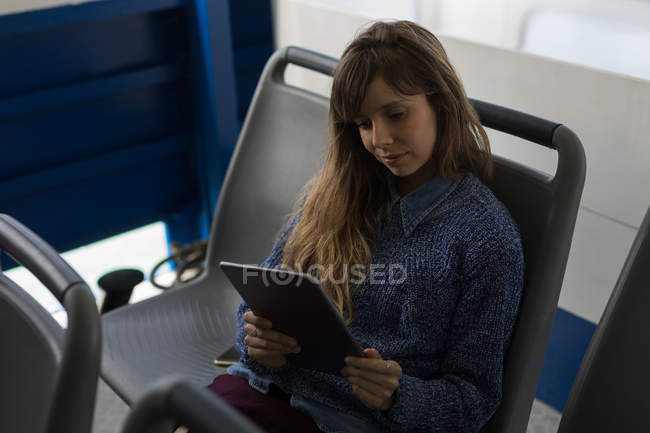 Красива жінка використовує цифровий планшет у круїзному кораблі — стокове фото