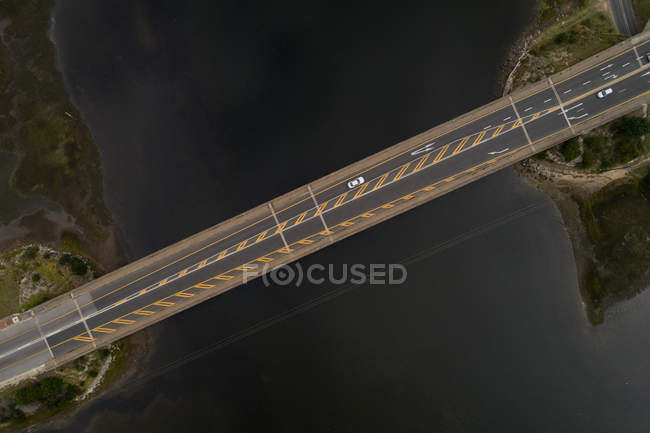Вид з повітря на міст над річкою в сонячний день — стокове фото