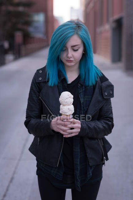 Стильная женщина с мороженым на городской улице — стоковое фото