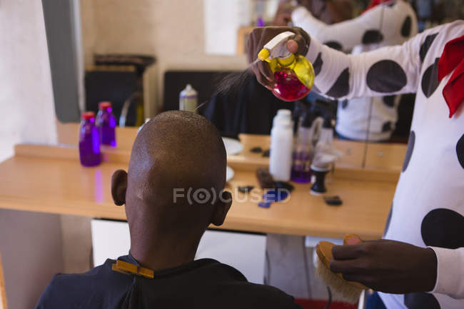 Eau de pulvérisation de barbier sur la tête du client dans le salon de coiffure — Photo de stock