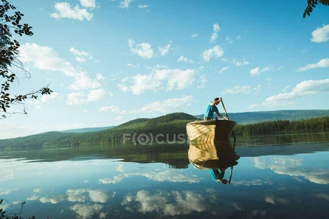Hombre viajando en lancha a motor en un lago - foto de stock
