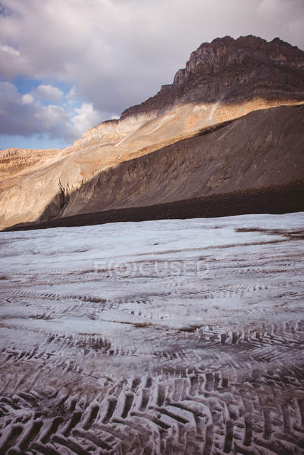 Montagne in una giornata di sole durante l'inverno, banff parco nazionale — Foto stock